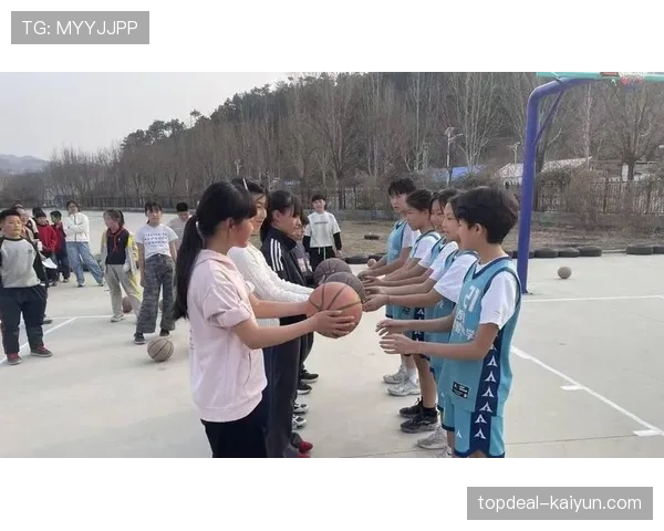 CBA你我TA公益活动走进西藏,王哲林指导当地青少年进行篮球训练 CBA你我TA公益活动走进西藏,王哲林指导当地青少年进行篮球训练